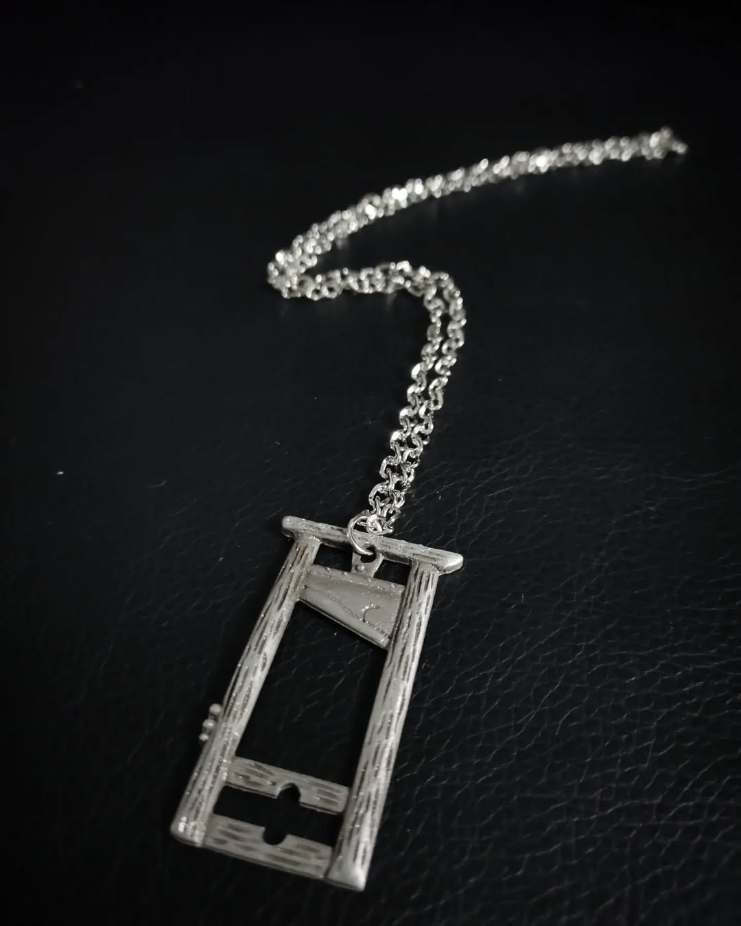 Кулон Guillotine
